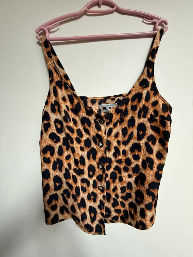 Blusa sin mangas estampado leopardo Basement