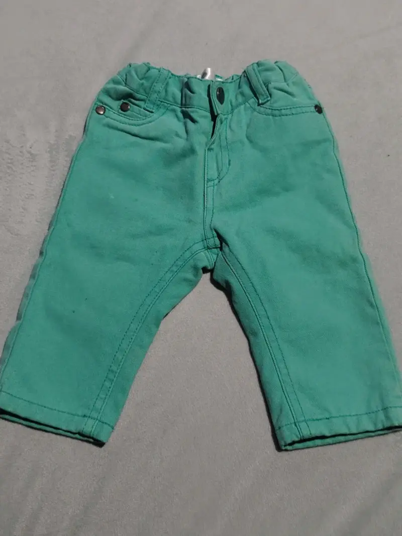 Pantalones verdes para bebé en buen estado - 1