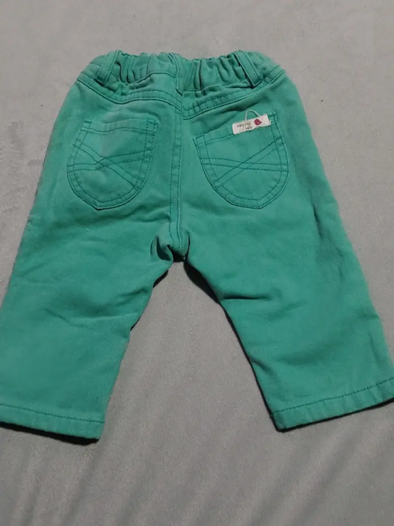 Pantalones verdes para bebé en buen estado - 2