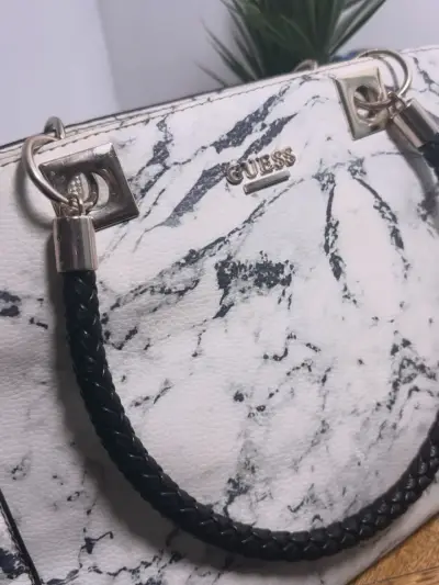 Bolso de mano Guess mármol blanco y negro - miniatura 1