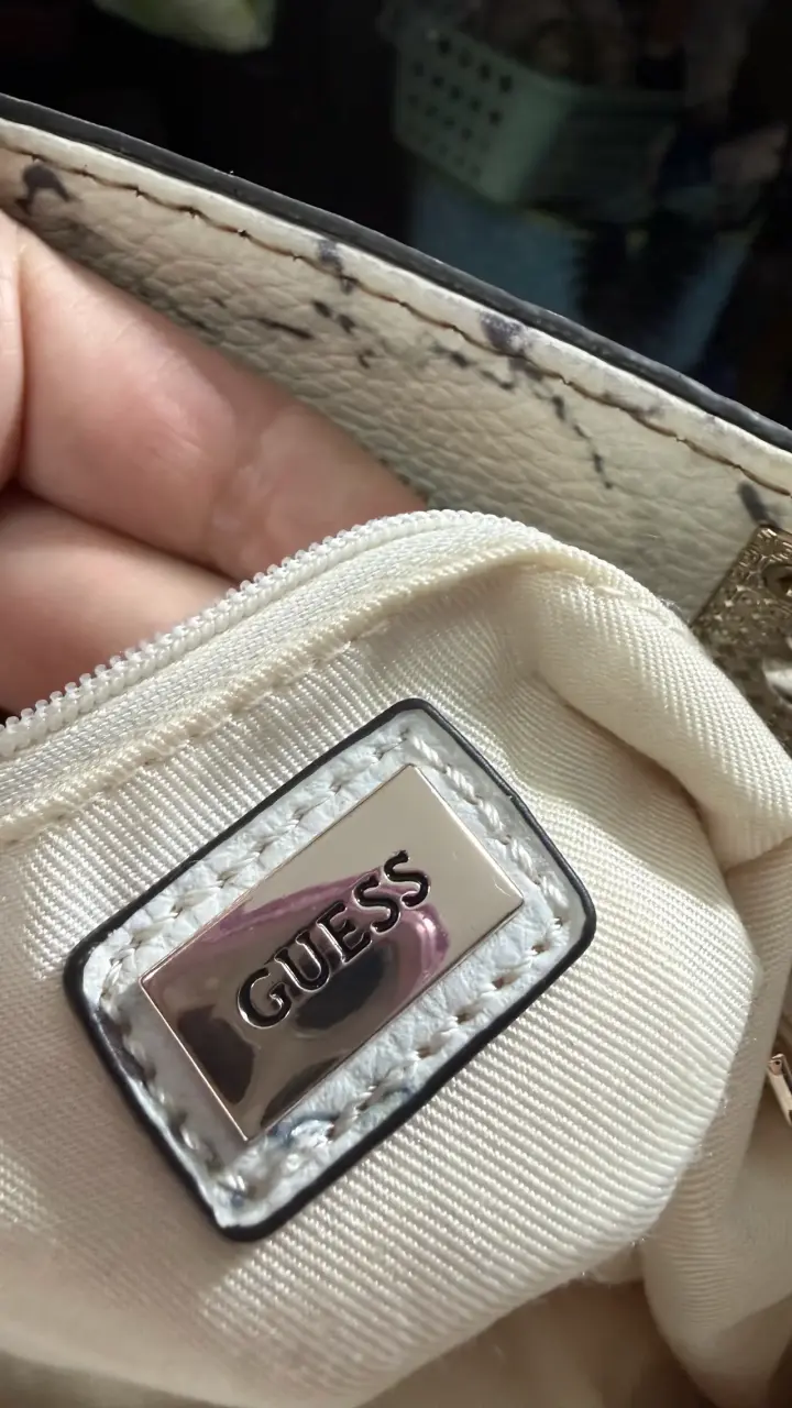 Bolso de mano Guess mármol blanco y negro - 2