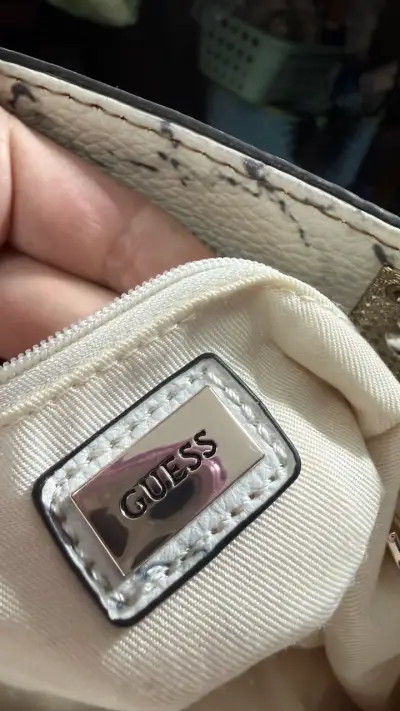 Bolso de mano Guess mármol blanco y negro - miniatura 2