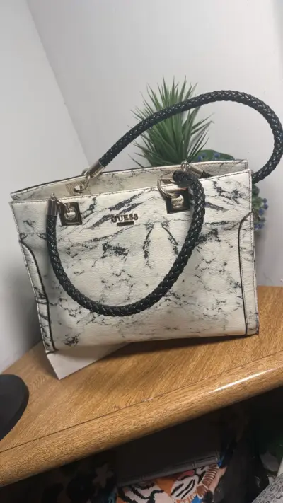 Bolso de mano Guess mármol blanco y negro - miniatura 3