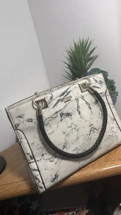 Bolso de mano Guess mármol blanco y negro - miniatura 4