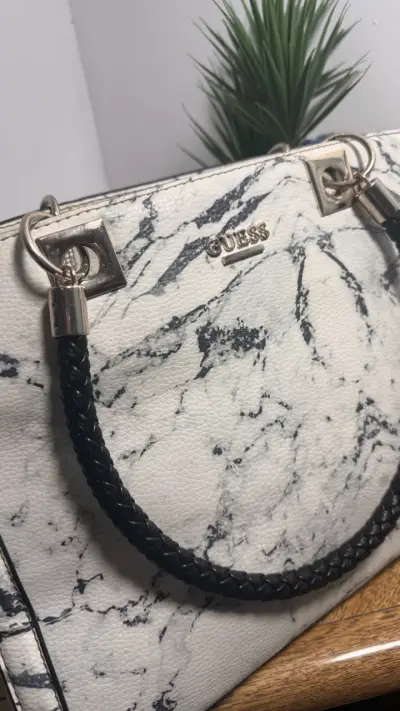 Bolso de mano Guess mármol blanco y negro - miniatura 5