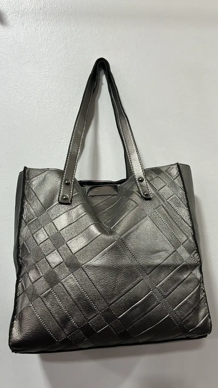 Bolso tote de cuero sintético plateado - 1
