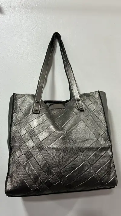 Bolso tote de cuero sintético plateado - miniatura 1