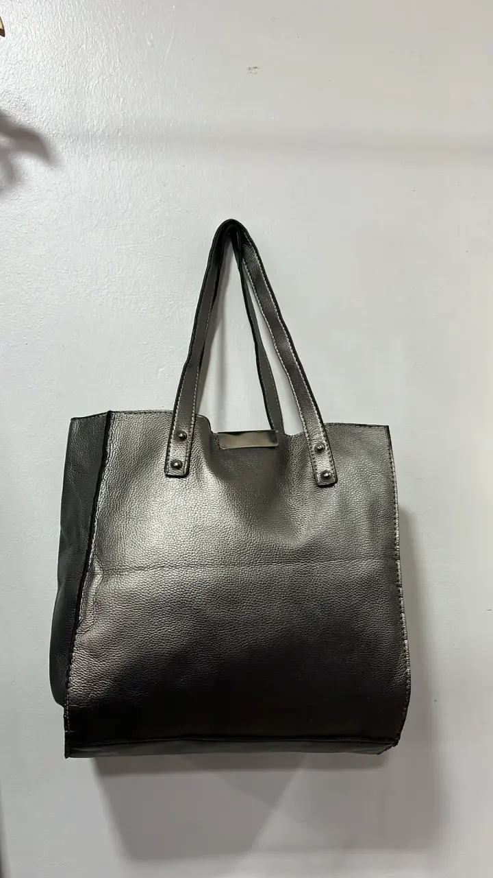 Bolso tote de cuero sintético plateado - 2