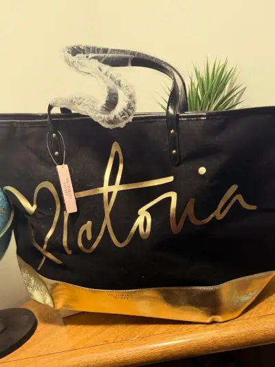 Bolso de mano Victoria's Secret negro y dorado - miniatura 1
