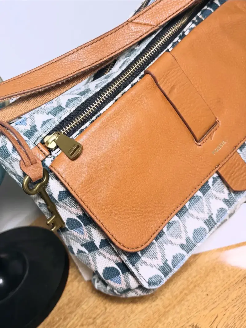 Cartera Fossil de cuero y tela estampada - 1