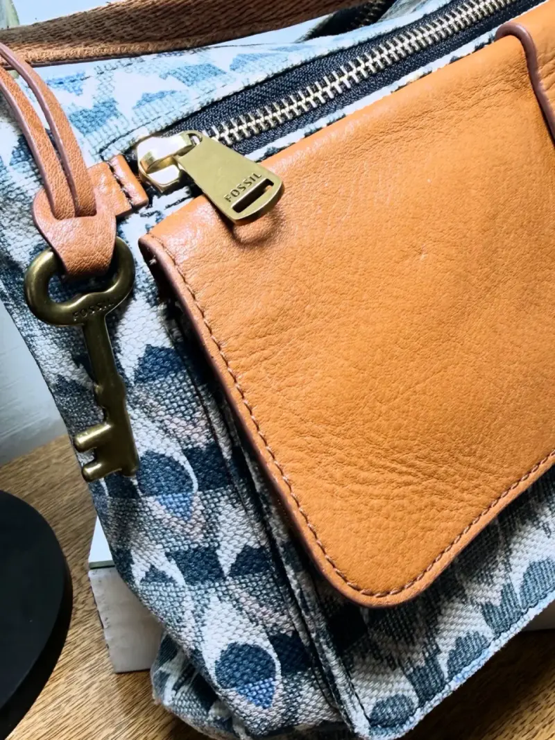 Cartera Fossil de cuero y tela estampada - 2