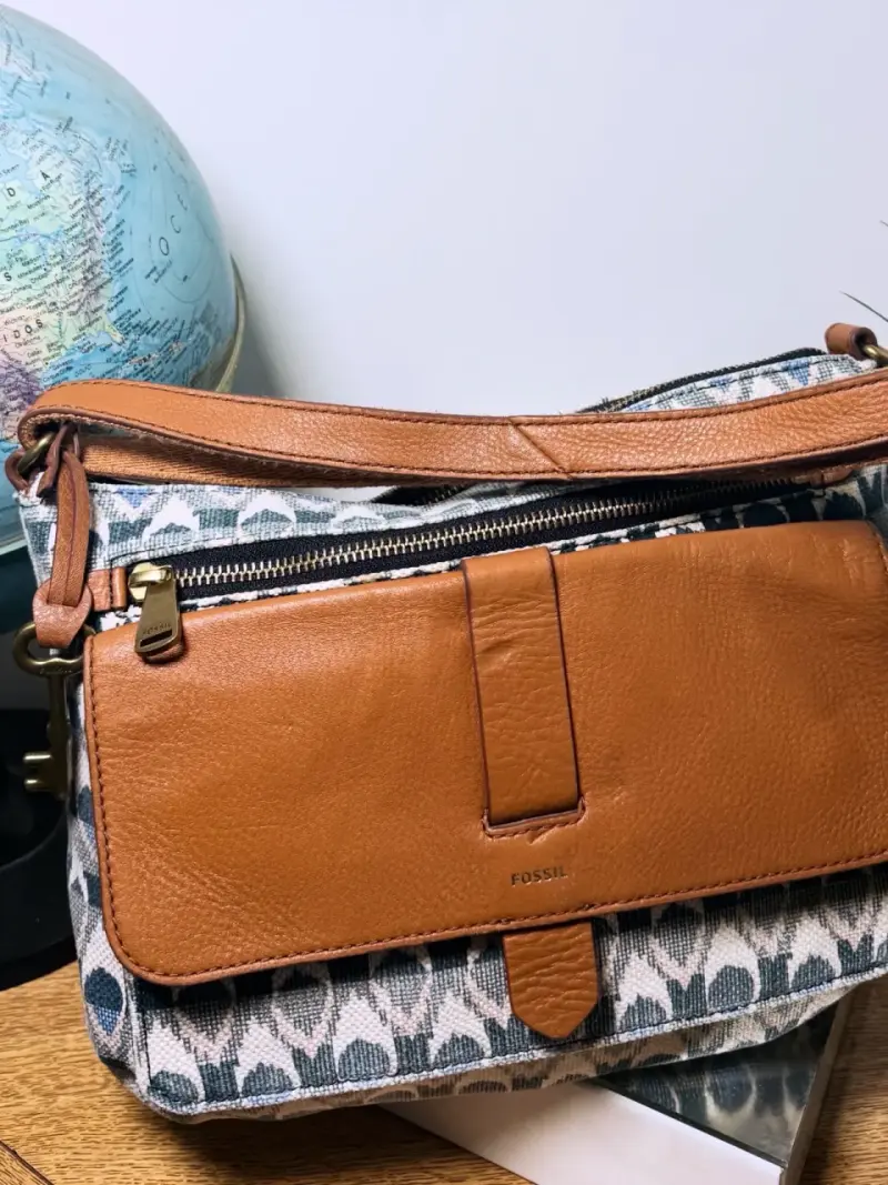 Cartera Fossil de cuero y tela estampada - 3