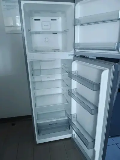 Refrigerador Winia de dos puertas en buen estado - miniatura 1