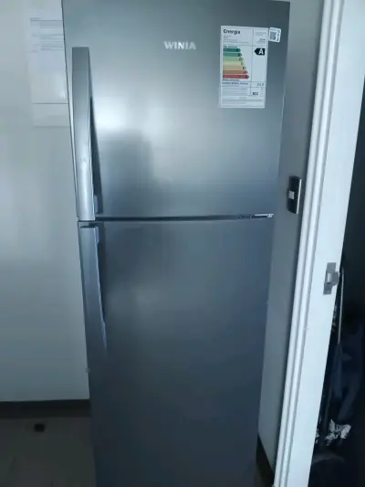 Refrigerador Winia de dos puertas en buen estado - miniatura 2
