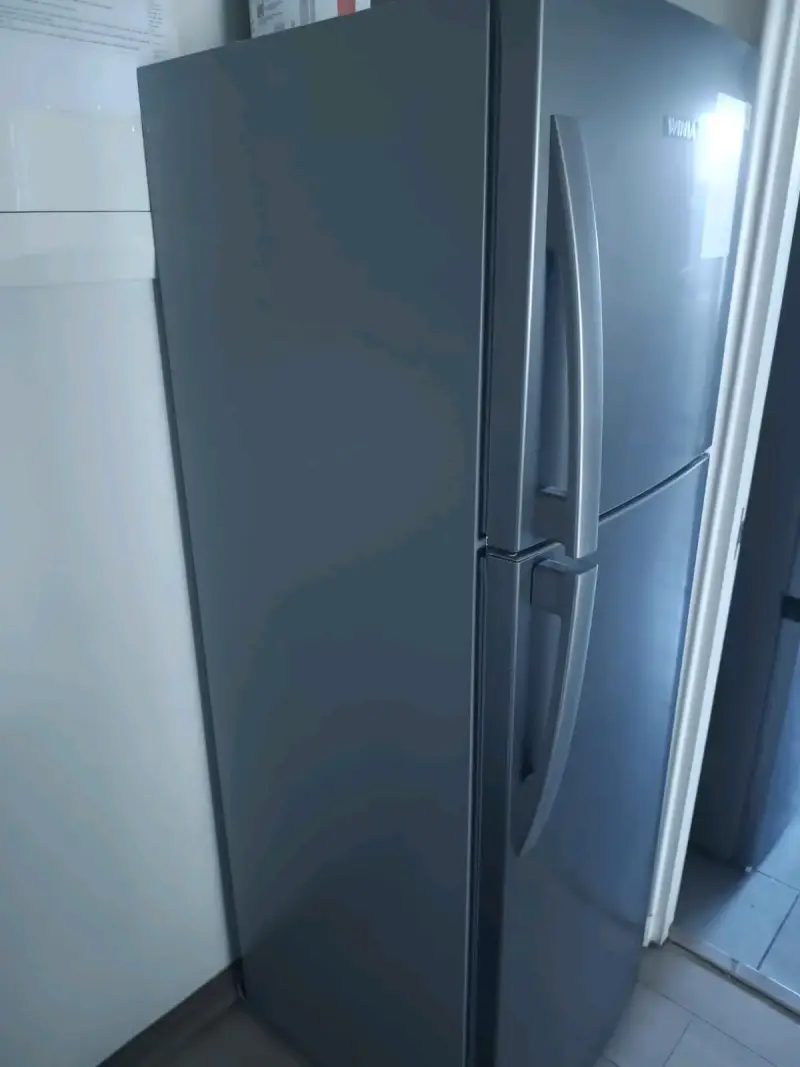 Refrigerador Winia de dos puertas en buen estado - 4