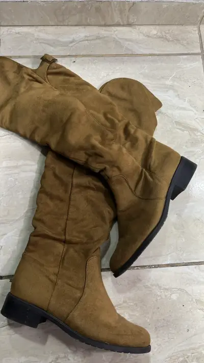 Botas largas de gamuza marrón para mujer - miniatura 1