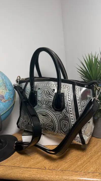 Bolso de mano plateado con diseño grabado - miniatura 1