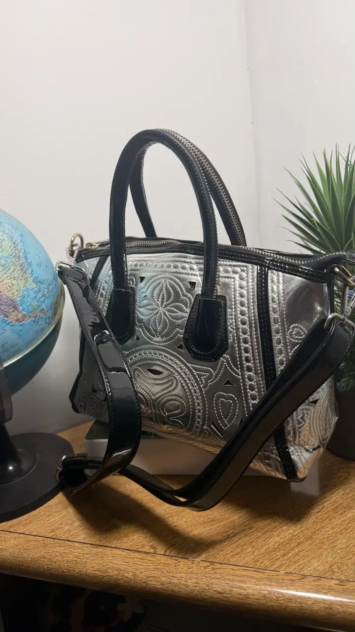 Bolso de mano plateado con diseño grabado - 2