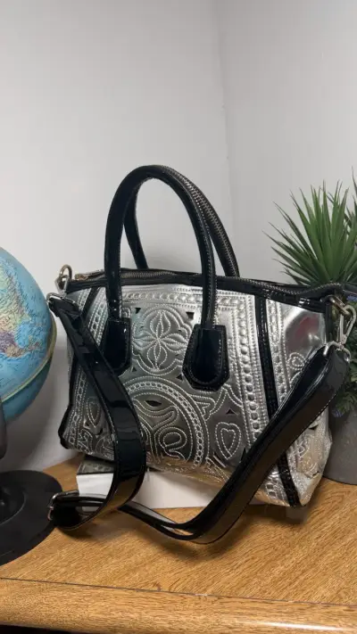 Bolso de mano plateado con diseño grabado - miniatura 3