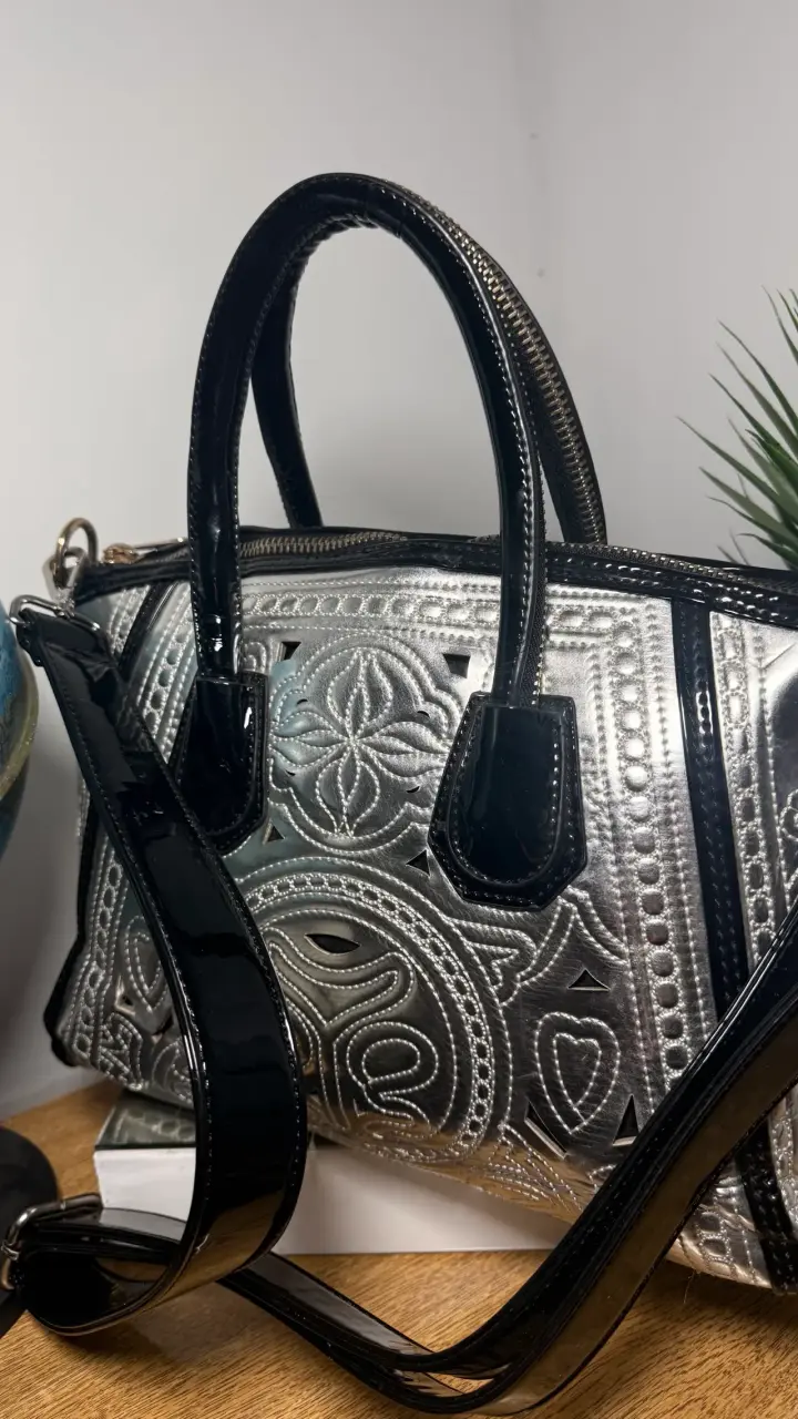 Bolso de mano plateado con diseño grabado - 4