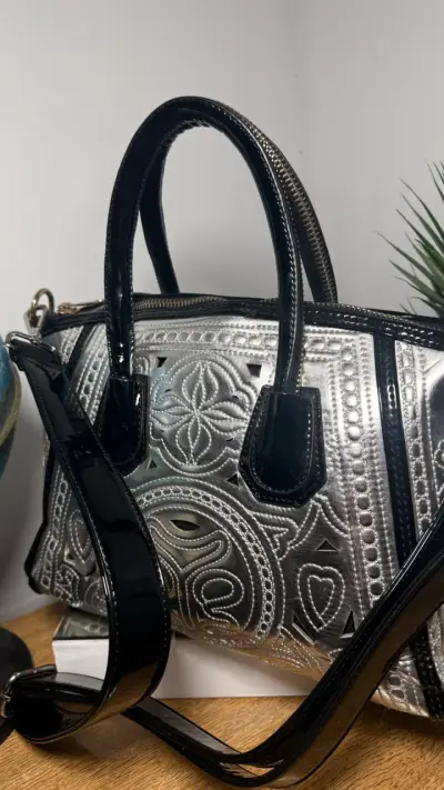 Bolso de mano plateado con diseño grabado - miniatura 4