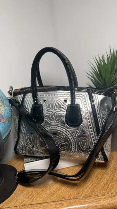 Bolso de mano plateado con diseño grabado - miniatura 5