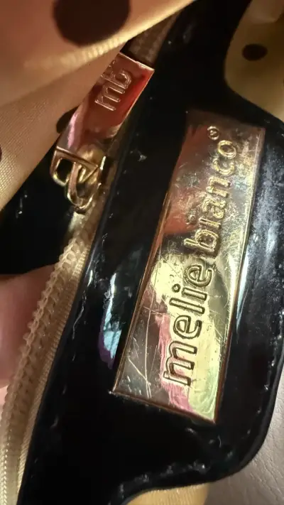 Bolso de mano plateado con diseño grabado - miniatura 6