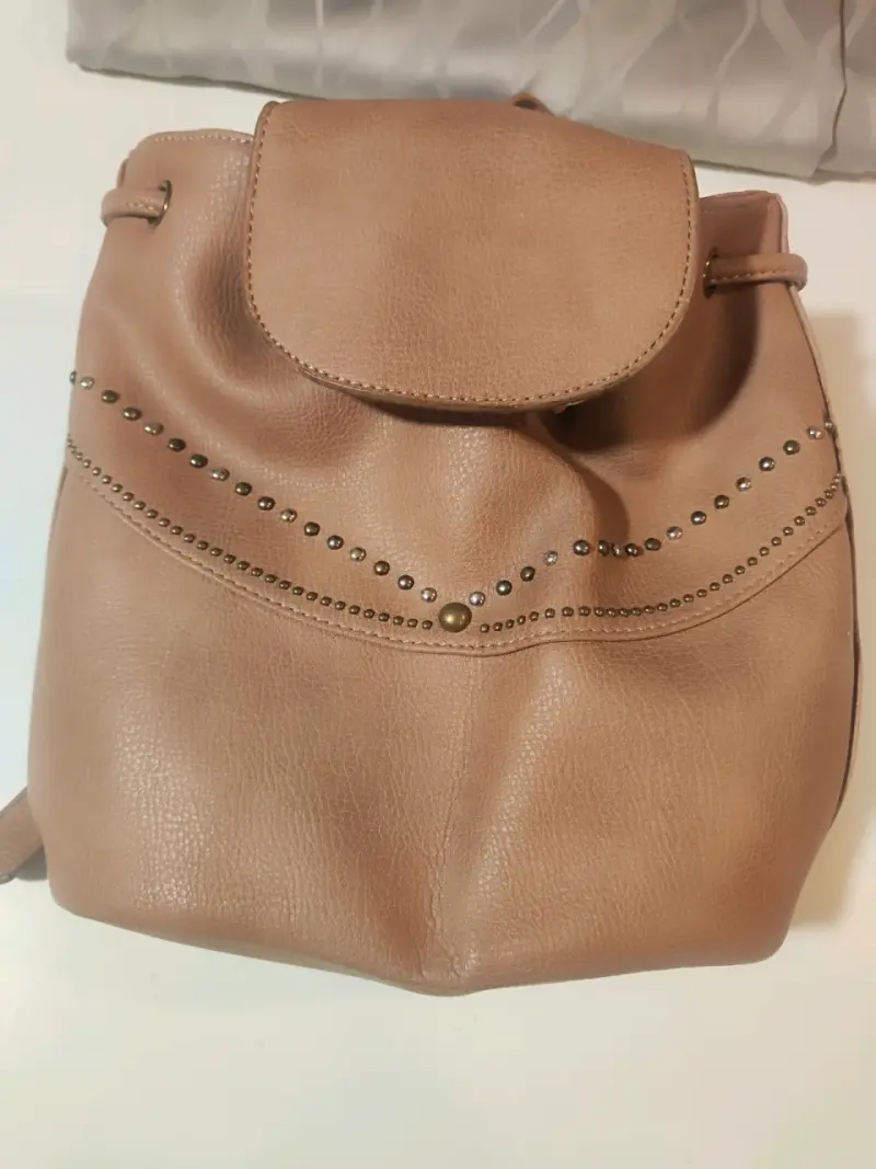 Mochila de cuero sintético beige con tachas - 1