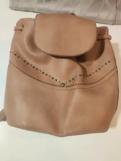 Mochila de cuero sintético beige con tachas - miniatura 1