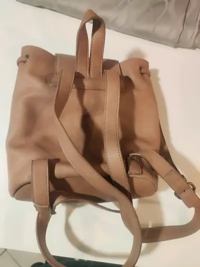 Mochila de cuero sintético beige con tachas - miniatura 2