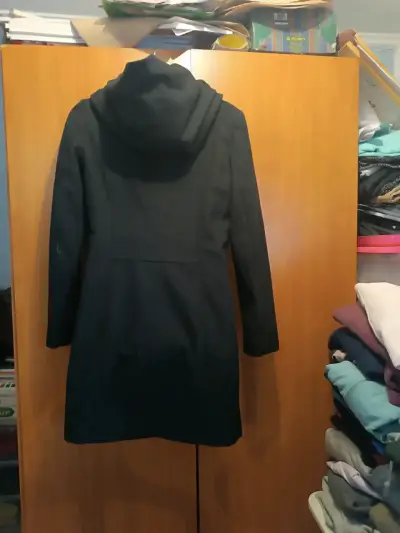 Abrigo negro de lana con capucha - miniatura 2