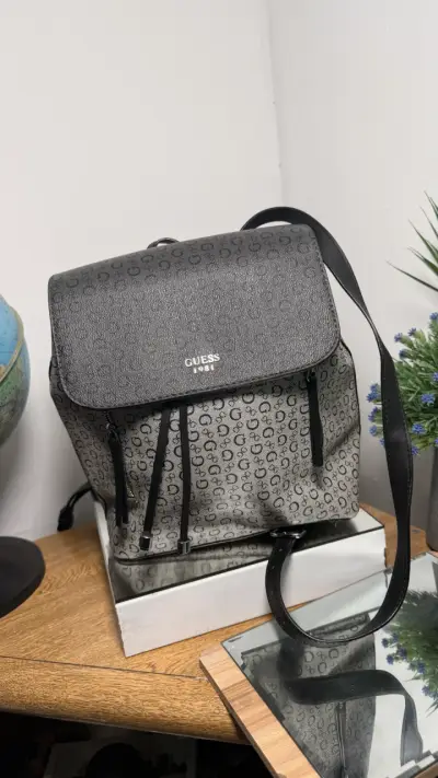 Mochila Guess gris con diseño elegante - miniatura 1