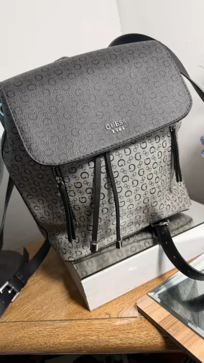 Mochila Guess gris con diseño elegante - miniatura 2