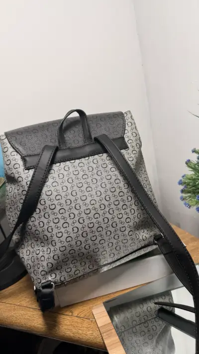 Mochila Guess gris con diseño elegante - miniatura 3