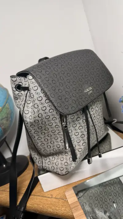 Mochila Guess gris con diseño elegante - miniatura 4