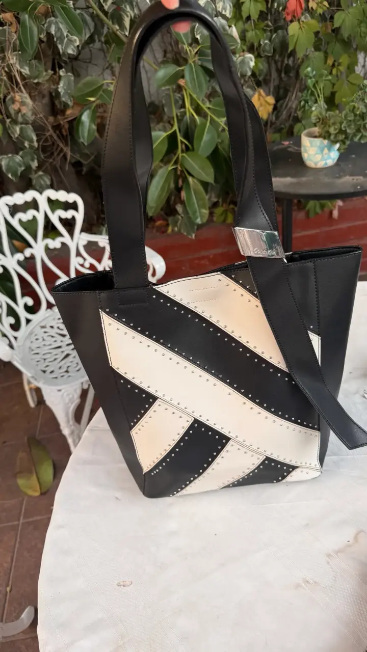 Bolso Calvin Klein blanco y negro con detalles metálicos
