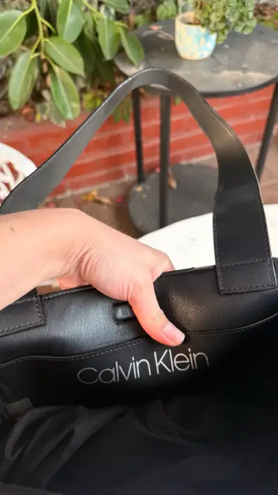 Bolso Calvin Klein blanco y negro con detalles metálicos - miniatura 3