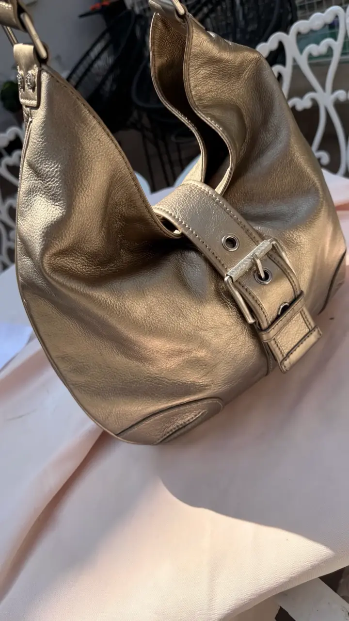 Bolso de cuero dorado Michael Kors elegante