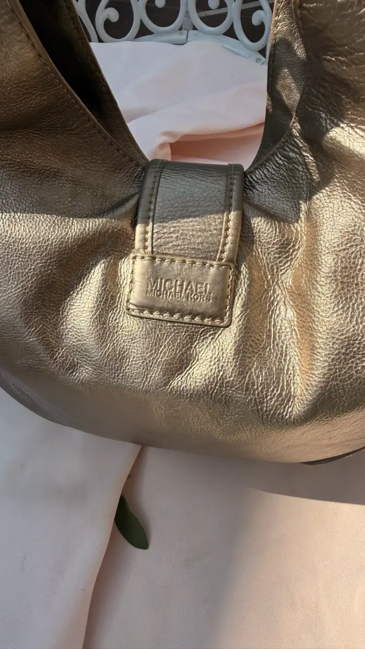 Bolso de cuero dorado Michael Kors elegante - 2