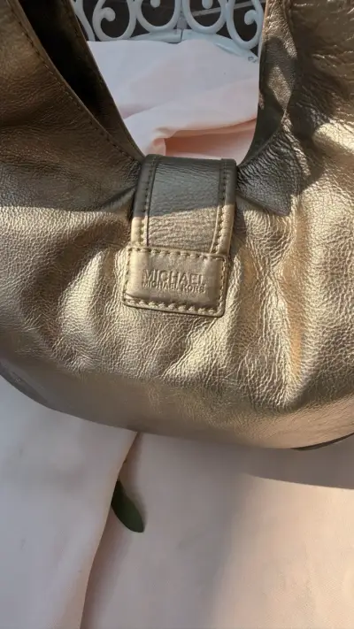 Bolso de cuero dorado Michael Kors elegante - miniatura 2