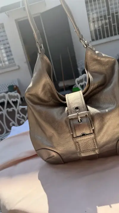 Bolso de cuero dorado Michael Kors elegante - miniatura 3