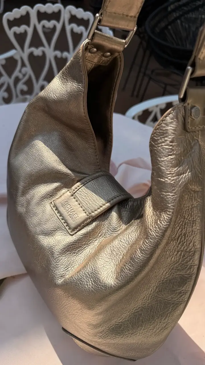 Bolso de cuero dorado Michael Kors elegante - 4