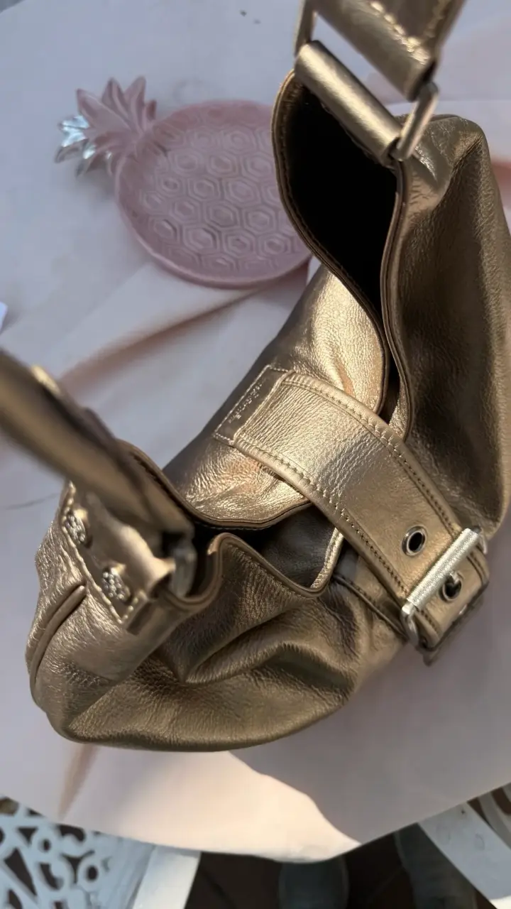 Bolso de cuero dorado Michael Kors elegante - 6