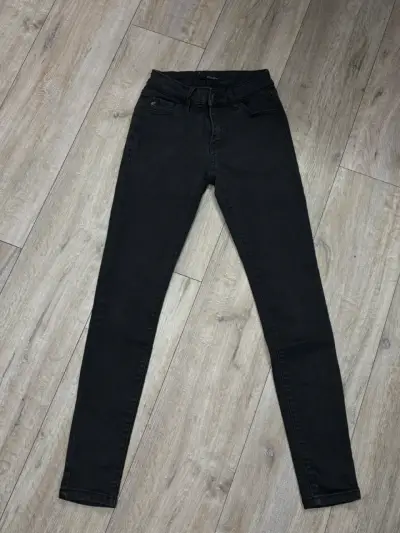 Jeans negros ajustados para mujer - miniatura 1