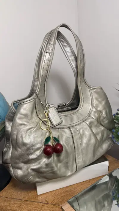 Bolso de cuero plateado Coach con detalle de cerezas - miniatura 1