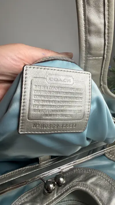 Bolso de cuero plateado Coach con detalle de cerezas - miniatura 2