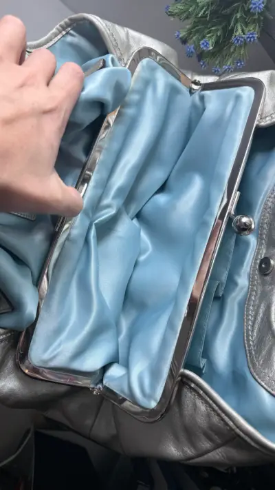 Bolso de cuero plateado Coach con detalle de cerezas - miniatura 3