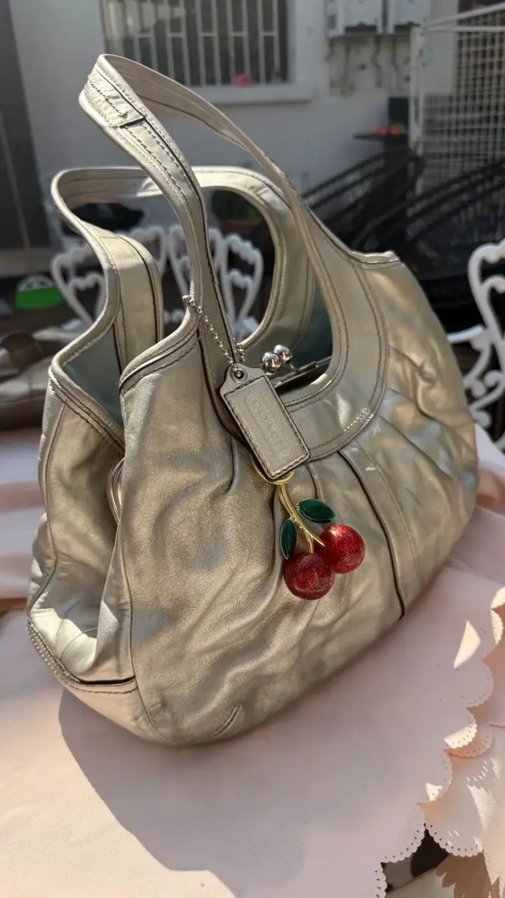 Bolso de cuero plateado Coach con detalle de cerezas - 4