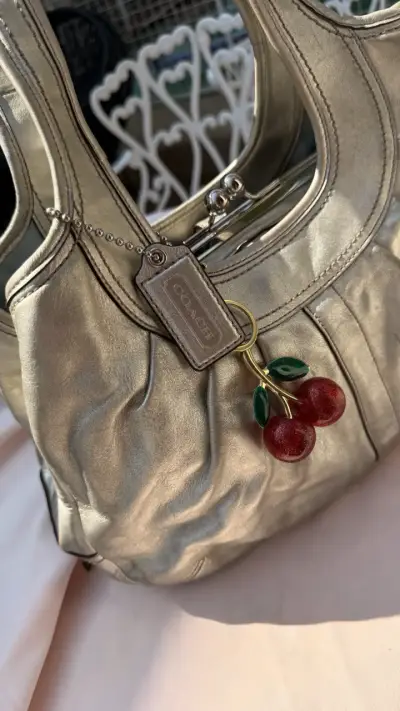 Bolso de cuero plateado Coach con detalle de cerezas - miniatura 5