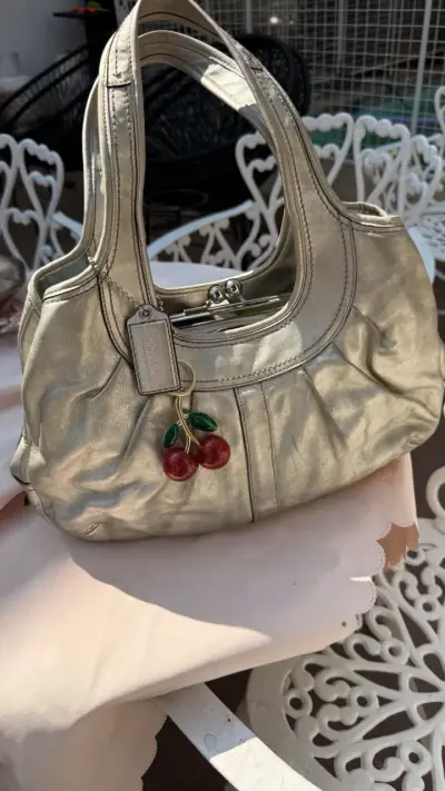 Bolso de cuero plateado Coach con detalle de cerezas - miniatura 6